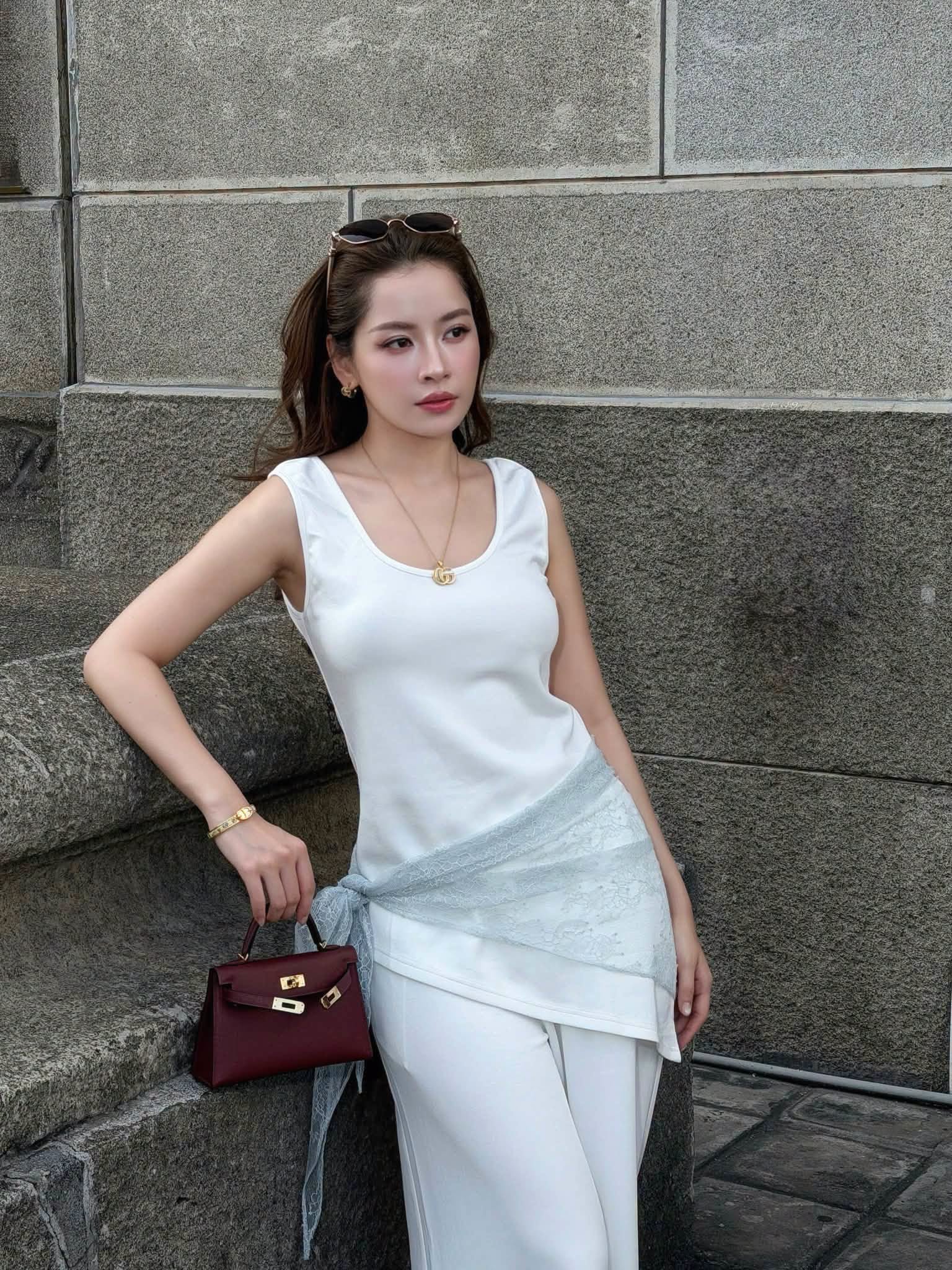 Chi Pu khoe ảnh xuống phố xinh ngất, gửi lời chúc đến hội chị em nhân ngày 20/10