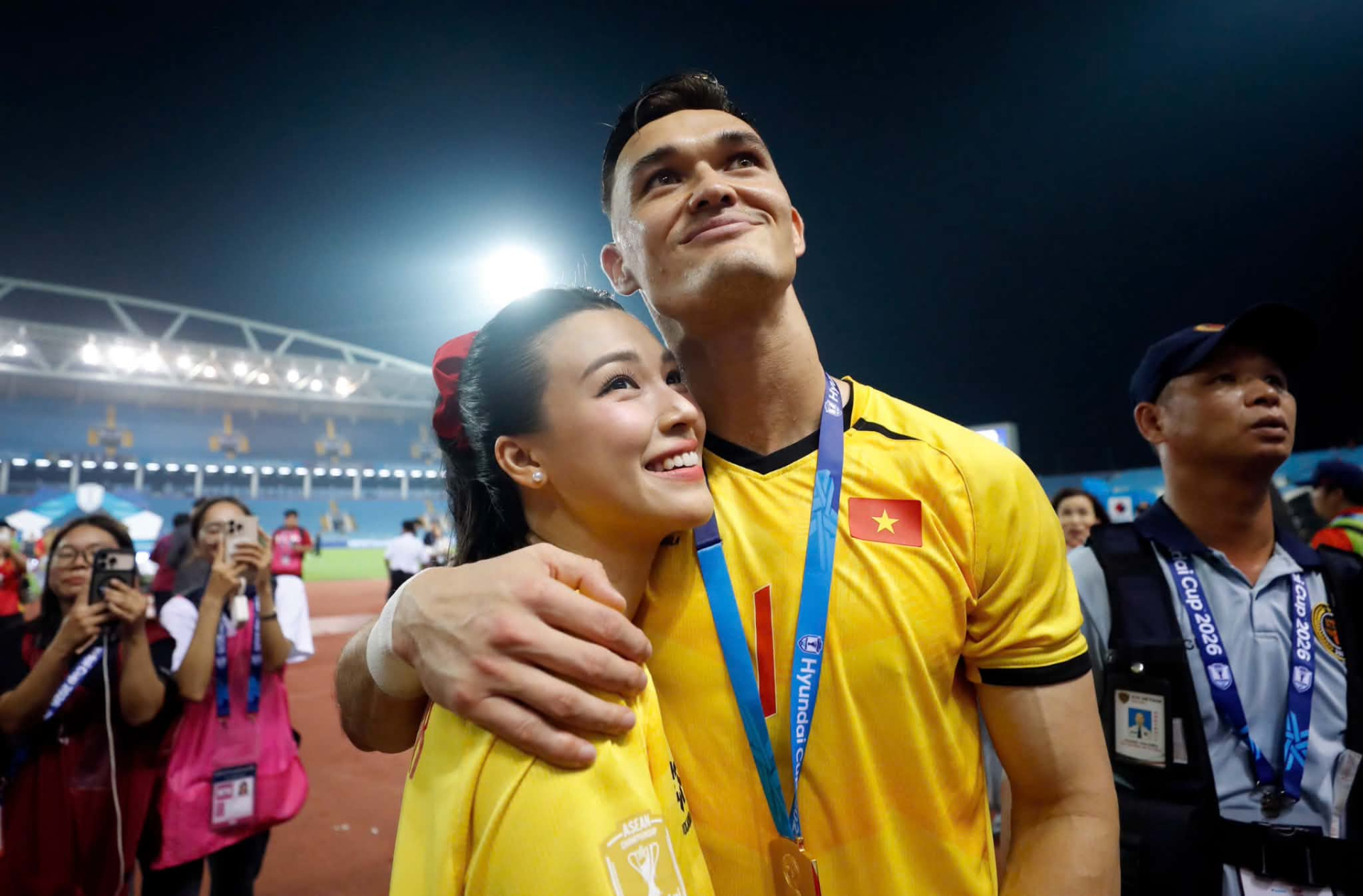Lê Giang Patrik công khai Hoàng Oanh sau chức vô địch ASEAN Cup của tuyển Việt Nam (Ảnh: Cu Đồng)