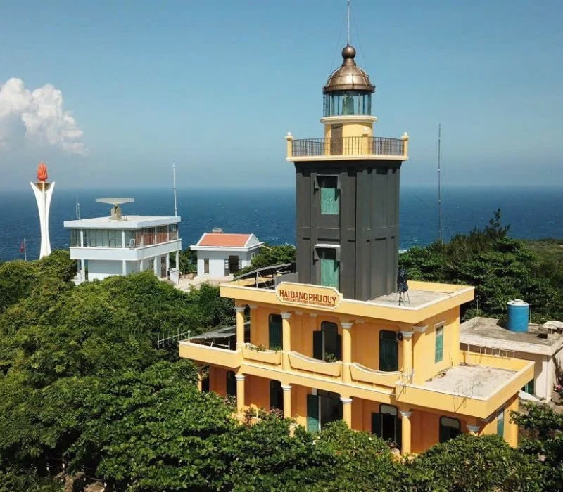 Hải đăng trên núi Cấm