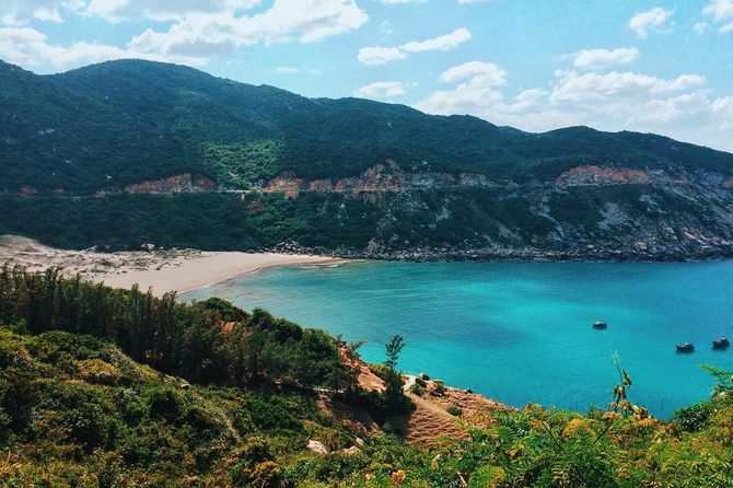 Phát hiện nơi đón ánh nắng đầu tiên của Việt Nam: Đi bộ hơn 11km mới tới được, nước trong đến nỗi bóng tàu in rõ dưới nền cát