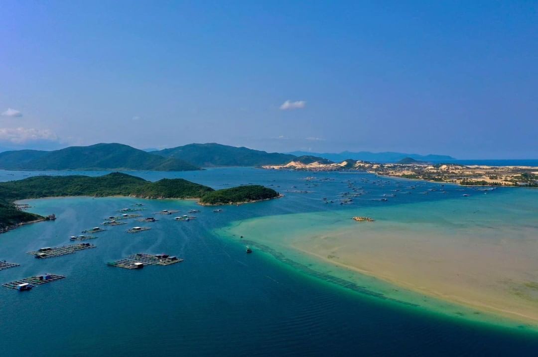 Phát hiện nơi đón ánh nắng đầu tiên của Việt Nam: Đi bộ hơn 11km mới tới được, nước trong đến nỗi bóng tàu in rõ dưới nền cát