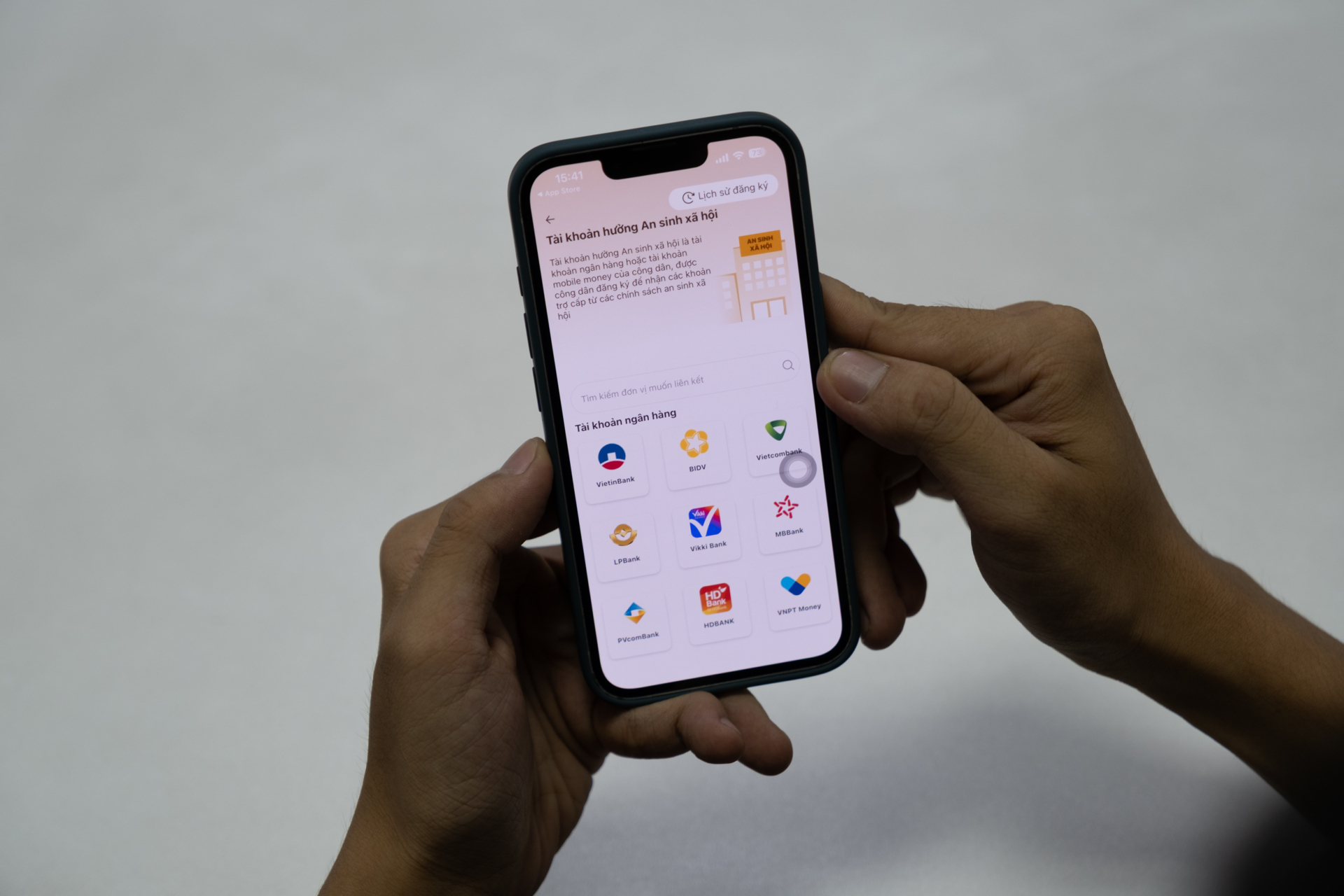 Từ năm 2027, người dân nhận tiền chi trả các chế độ bảo hiểm xã hội (BHXH), bảo hiểm thất nghiệp (BHTN) ngay trên tài khoản An sinh xã hội trên VNeID (Ảnh: Khả Văn)