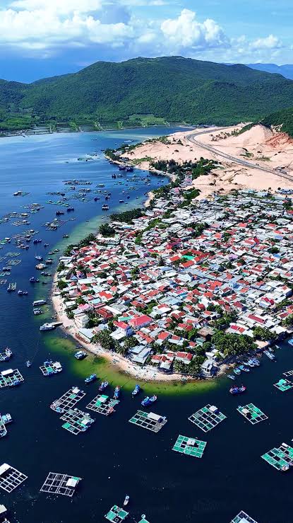 Phát hiện nơi đón ánh nắng đầu tiên của Việt Nam: Đi bộ hơn 11km mới tới được, nước trong đến nỗi bóng tàu in rõ dưới nền cát