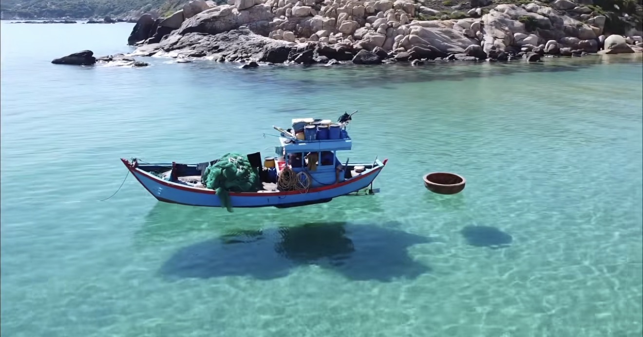 Phát hiện nơi đón ánh nắng đầu tiên của Việt Nam: Đi bộ hơn 11km mới tới được, nước trong đến nỗi bóng tàu in rõ dưới nền cát