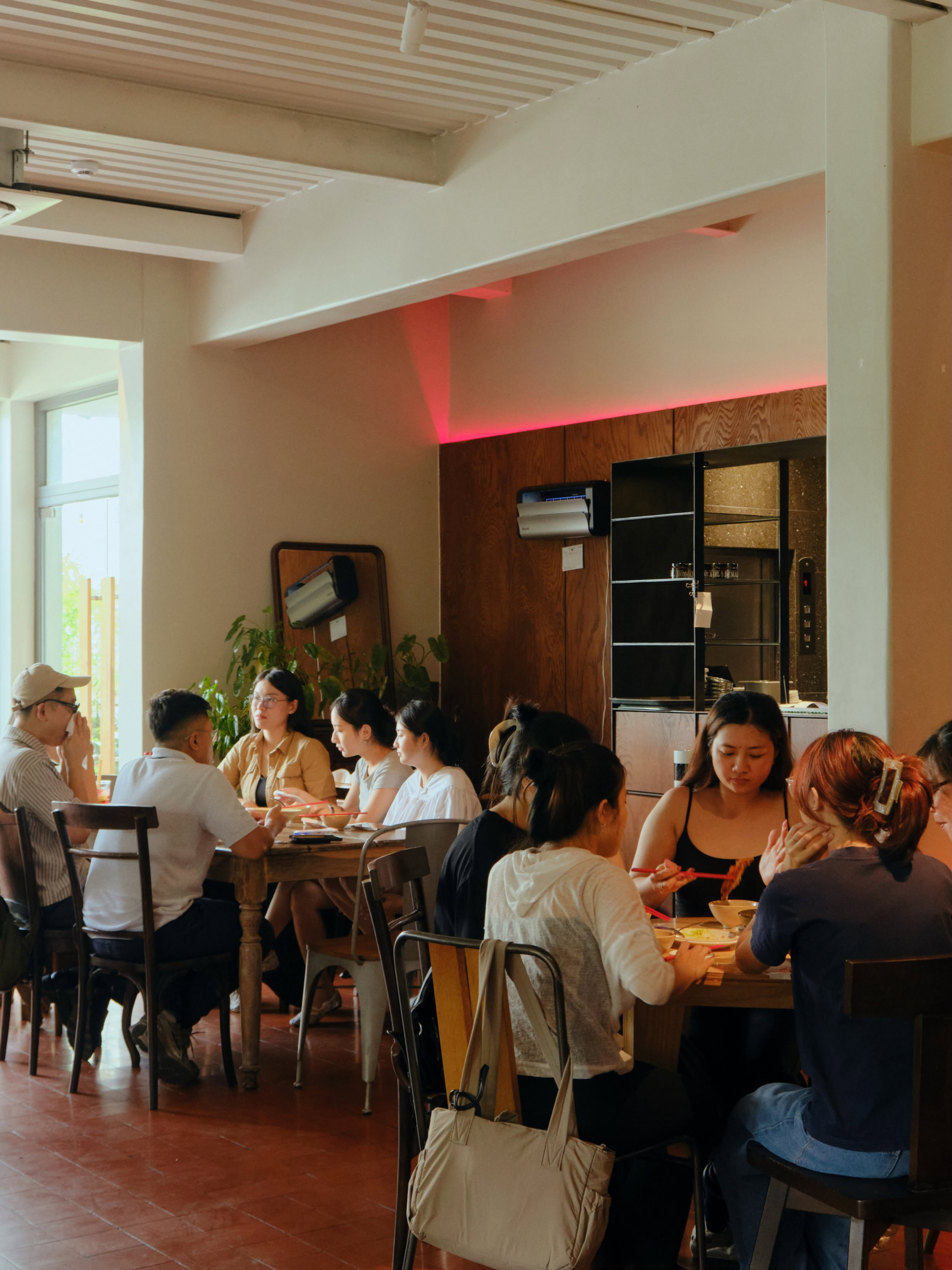 Trả tiền triệu để ăn tối với người lạ: Supper club là gì mà từ London, Dubai đến TP.HCM đều “cháy vé”?