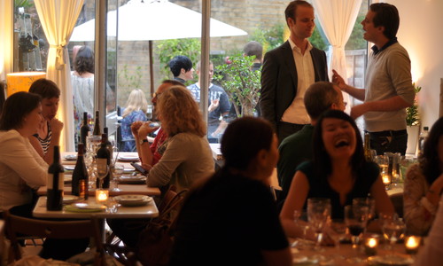 Trả tiền triệu để ăn tối với người lạ: Supper club là gì mà từ London, Dubai đến TP.HCM đều “cháy vé”?