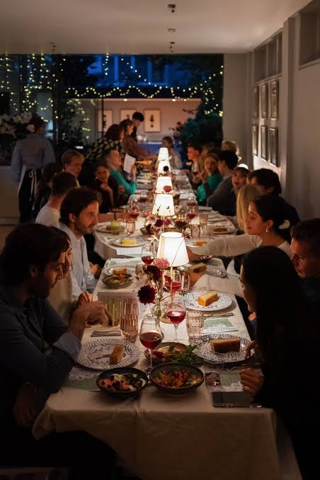 Trả tiền triệu để ăn tối với người lạ: Supper club là gì mà từ London, Dubai đến TP.HCM đều “cháy vé”?