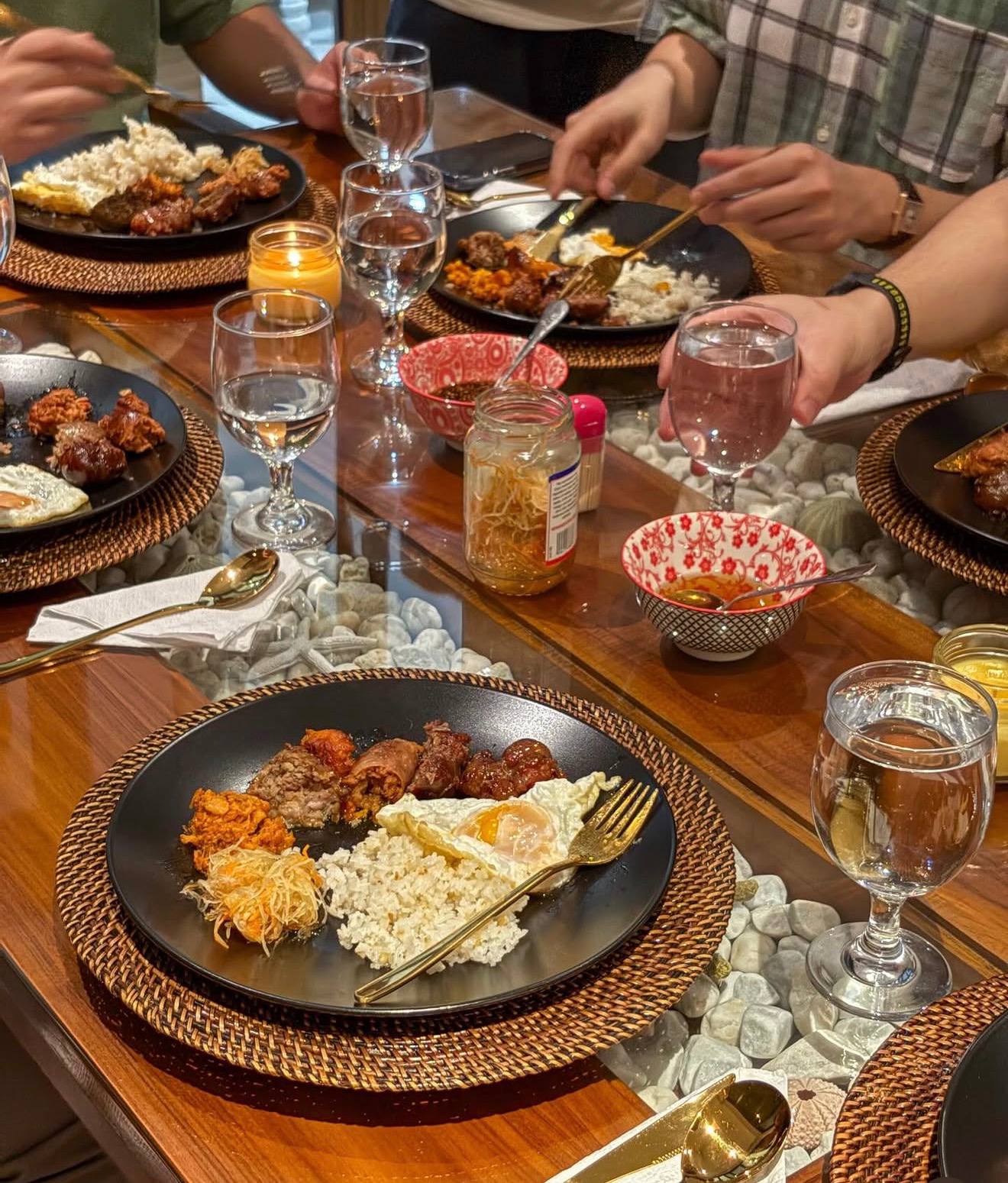 Trả tiền triệu để ăn tối với người lạ: Supper club là gì mà từ London, Dubai đến TP.HCM đều “cháy vé”?