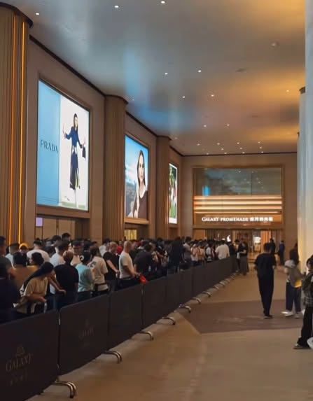 Apple Store tại Macau đông nghịt người xếp hàng mua iPhone gập đầu tiên của Apple (Ảnh: @LChenlz)