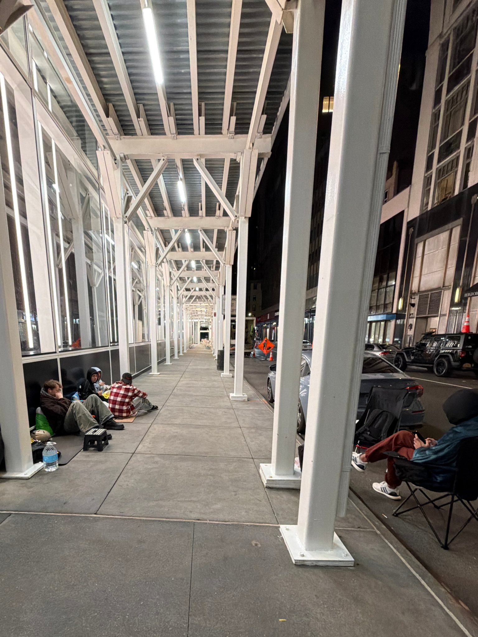 Từ 5 ngày trước, tại Apple Store ở New York đã có nhiều người chờ đợi sẵn để mua iPhone Duo (Ảnh: @LChenlz)