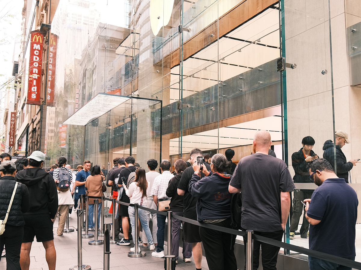 Hàng dài người xếp hàng tại Apple Store trên phố George Street (Sydney) để mua iPhone Duo (Ảnh: Man of Many)