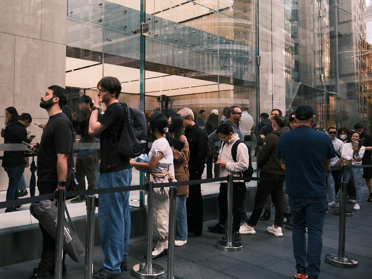 Cửa hàng Apple Store trên phố George Street (Sydney) là nơi bán iPhone Duo sớm nhất thế giới có lượng người xếp hàng nối dài (Ảnh: Man of Many)