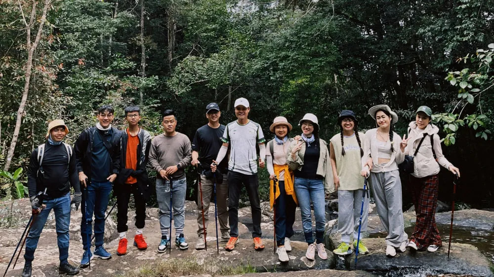 “Không thể tin được, sự cực khổ này là do mình bỏ 26 triệu mua”: Giới trẻ rủ nhau vượt sướng leo núi, thở bình oxy ở độ cao 4.000m