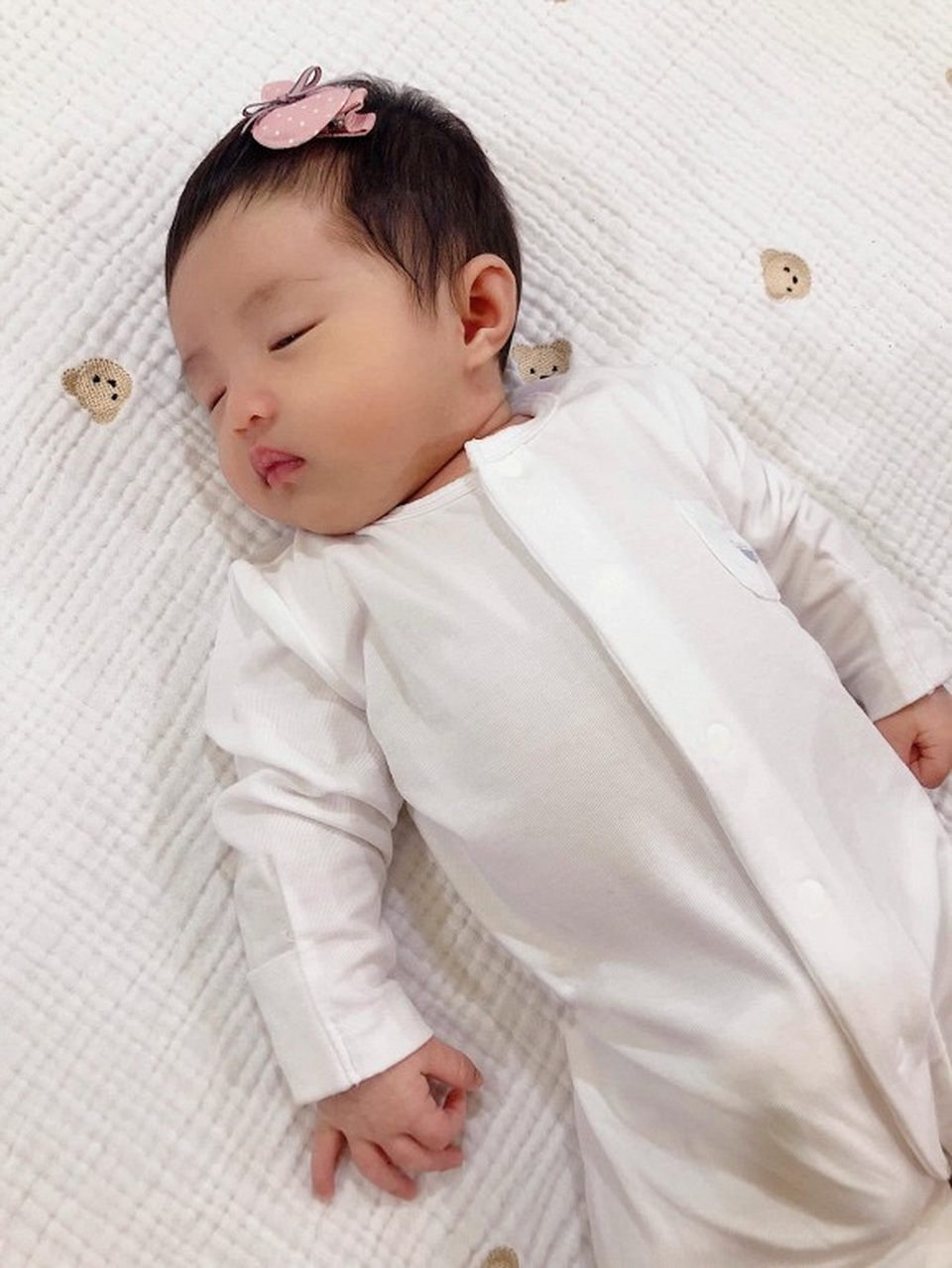 Bé Ông Yên Nhi là con gái đầu lòng của Ông Cao Thắng và Đông Nhi
