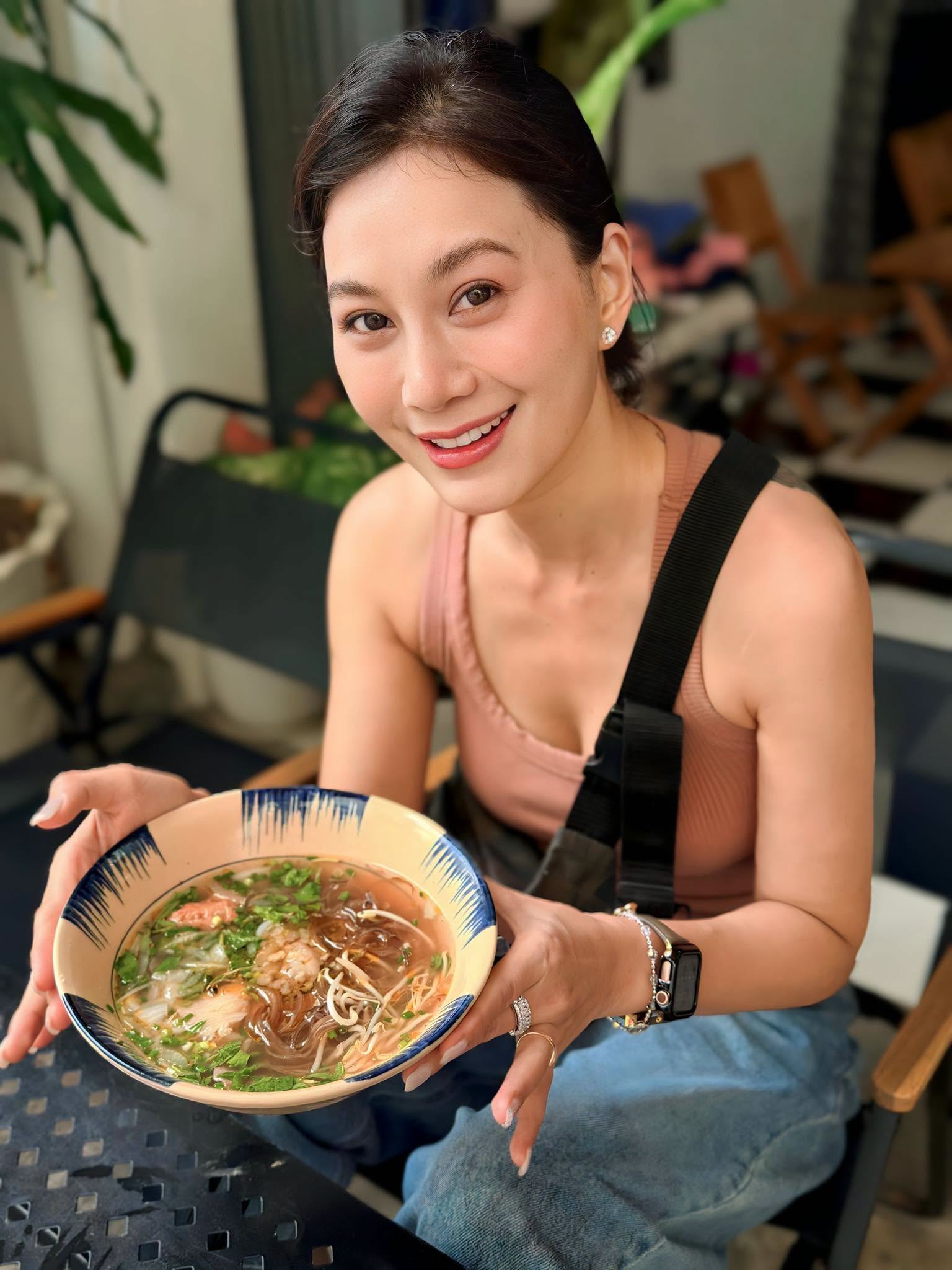 Phi Ngọc Ánh mở quán bún bò, kiếm tiền nuôi con và trang trải cuộc sống sau loạt biến cố