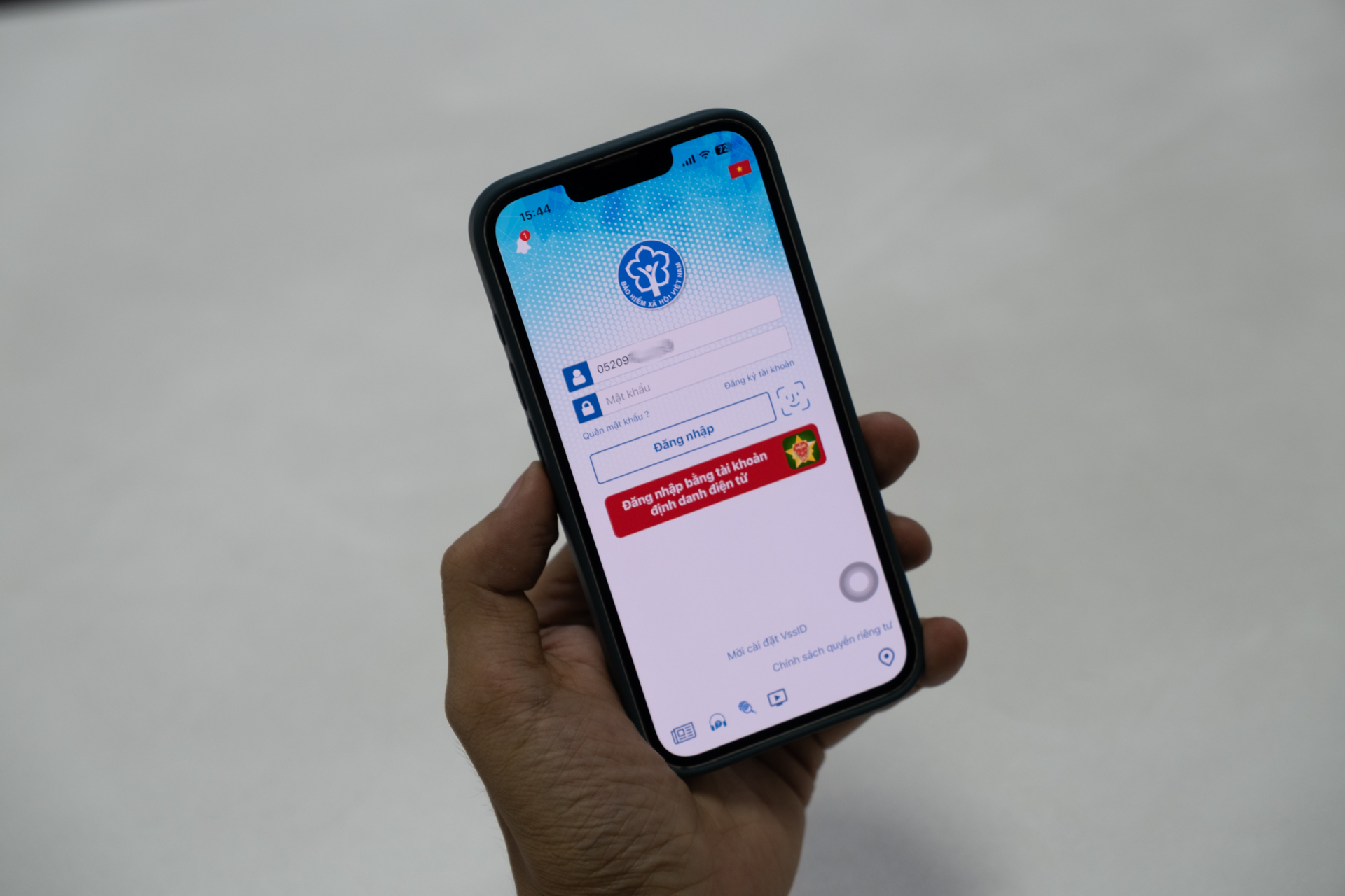 Người dân chỉ tải ứng dụng VssID trên từ kho chính thức CH Play hoặc App Store (Ảnh: Khả Văn)