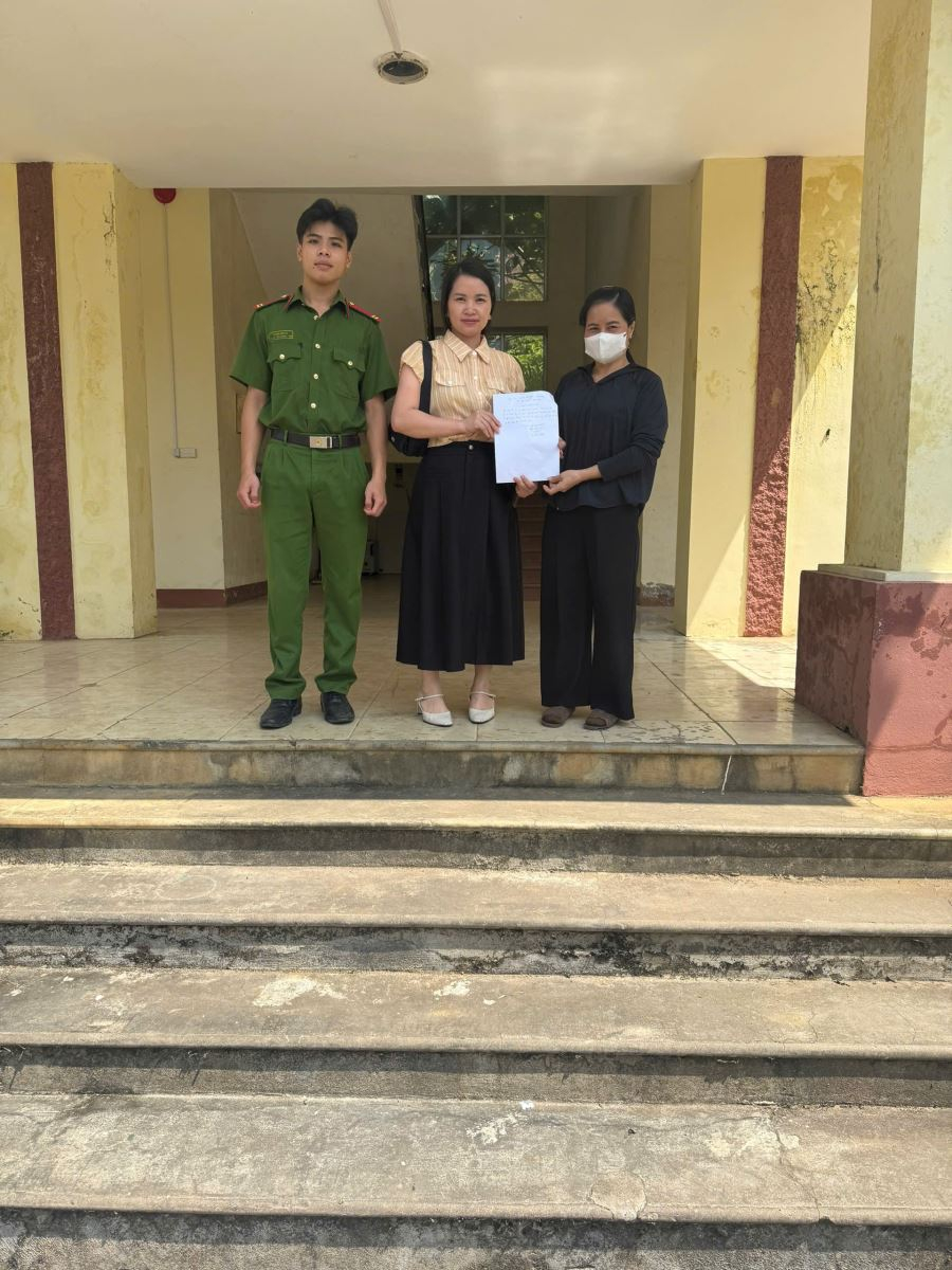 Công an xã Long Cốc hỗ trợ người dân hoàn trả số tiền lớn do chuyển nhầm. Ảnh: Công an tỉnh Phú Thọ