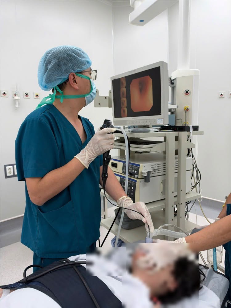 Các bác sĩ đang nội soi kiểm tra đường thở của bệnh nhi (Ảnh: BVCC)