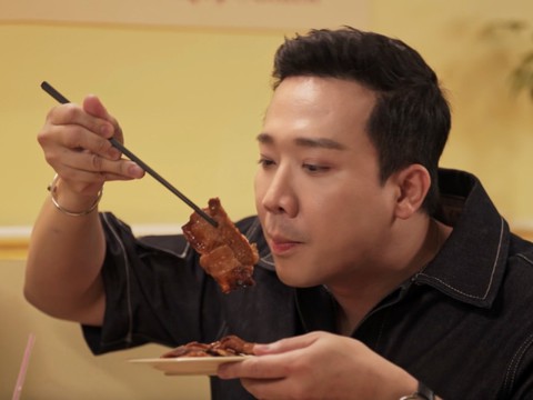 Trấn Thành nổi tiếng khó tính chuyện ăn uống, vậy mà ăn tô mì gói còn húp cạn rồi lật đáy tô ra xem