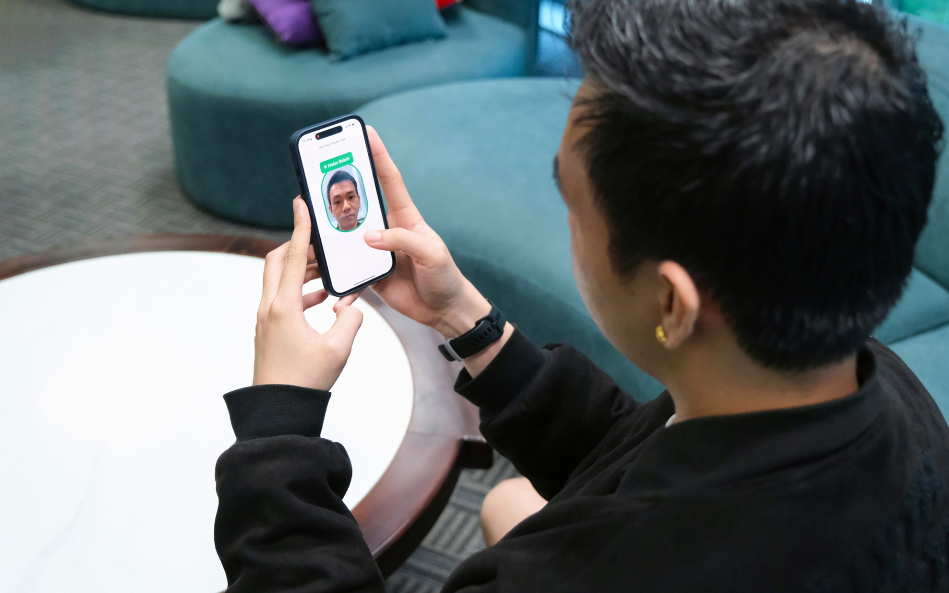 Người dùng các mẫu iPhone cũ sẽ không thể chuyển khoản trên 10 triệu đồng (Ảnh: Huỳnh Duy)