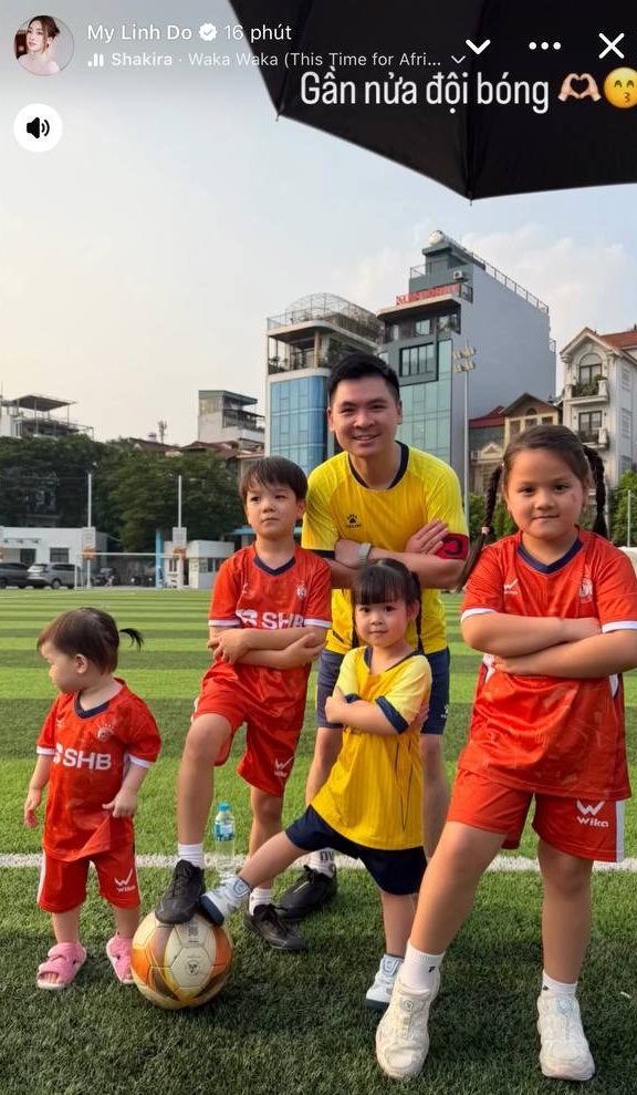 Mỹ Linh khoe khung hình của chồng chủ tịch đội bóng và dàn nhóc tỳ 