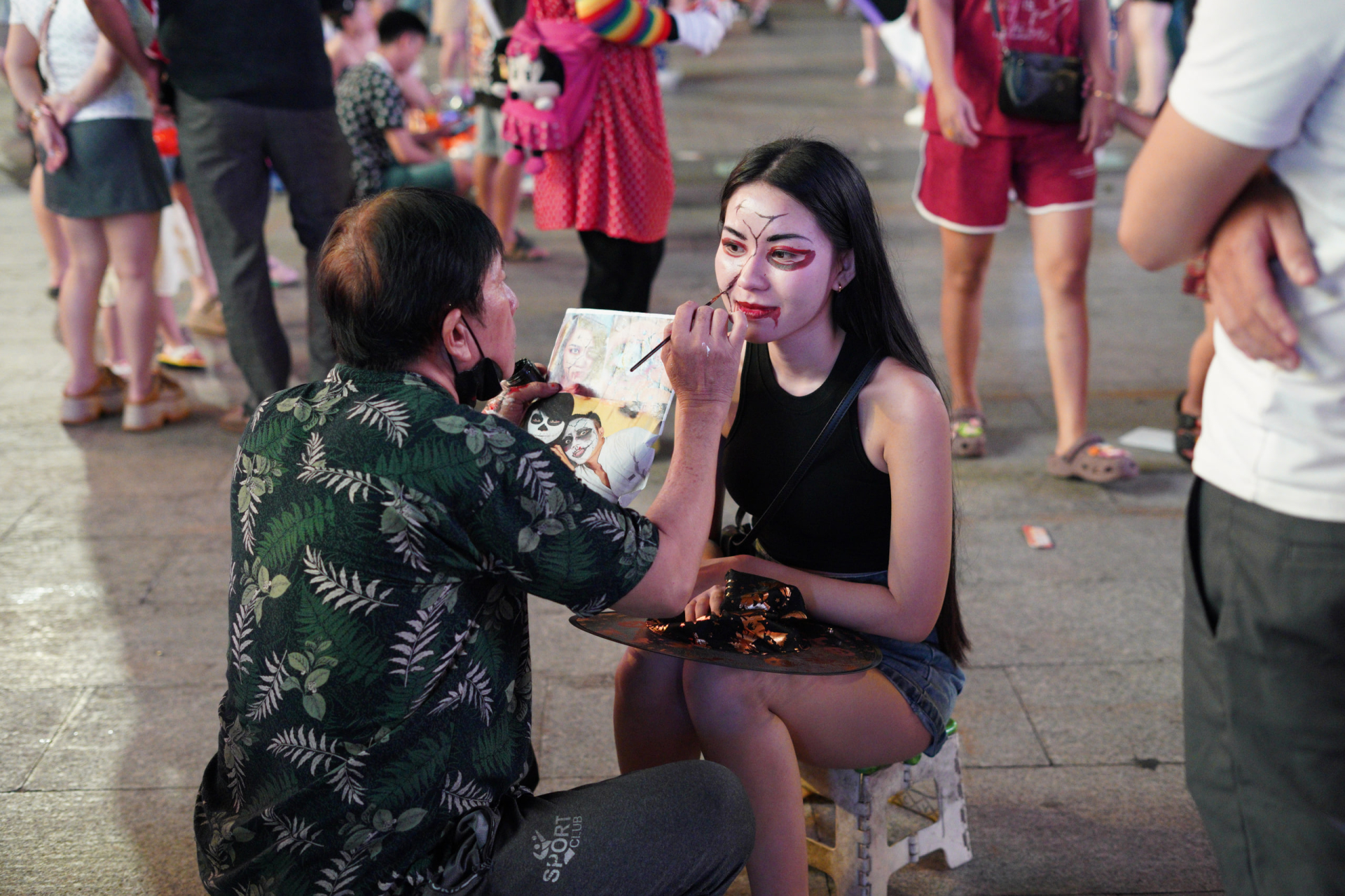 Halloween ở Sài Gòn chơi lớn cỡ này: Đường phố biến thành sàn catwalk, ai nấy đầu tư không tiếc tay