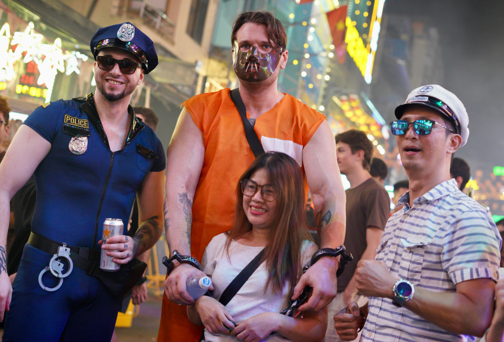 Halloween ở Sài Gòn chơi lớn cỡ này: Đường phố biến thành sàn catwalk, ai nấy đầu tư không tiếc tay