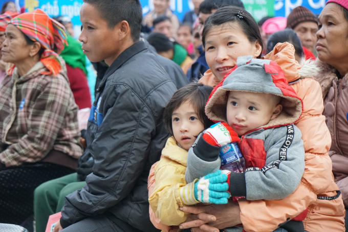 Tình người ấm áp trong buổi lễ Điện Máy Xanh trao 10.000 nồi cơm điện cho người nghèo dịp Tết