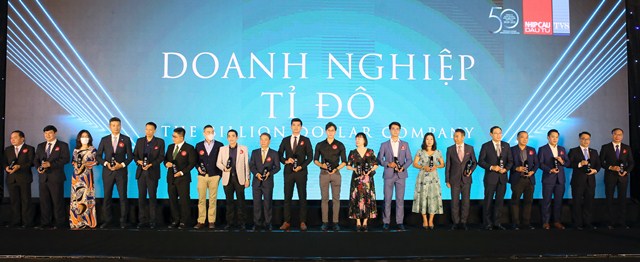 Đại diện các doanh nghiệp Việt tỉ đô tại lễ trao giải.