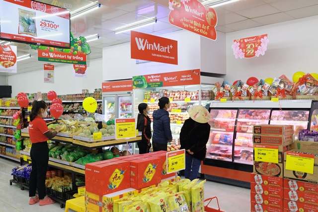 Khách hàng mua sắm tại cửa hàng Winmarttheo hình thức nhượng quyền tại Bắc Giang.