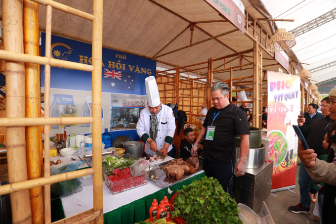 Đầu bếp từng dành giải Hoa hồi Vàng cũng không quên dùng tương ớt phở CHIN-SU