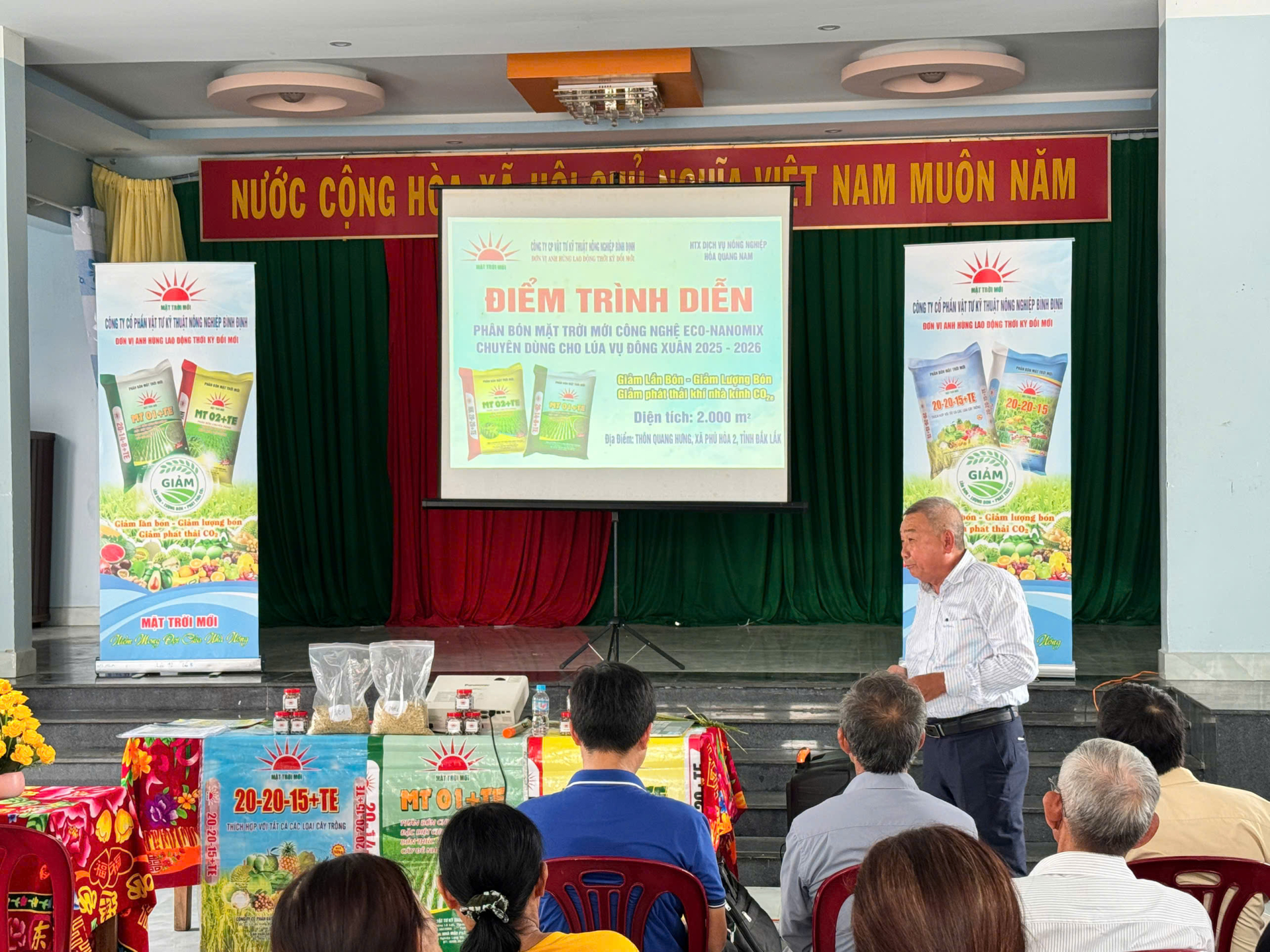 Bà con nông dân cùng nhà khoa học và Công ty tỏng kết diểm trinh diễn mô hình tại xã Phú Hòa 2, tỉnh Đắk Lắk