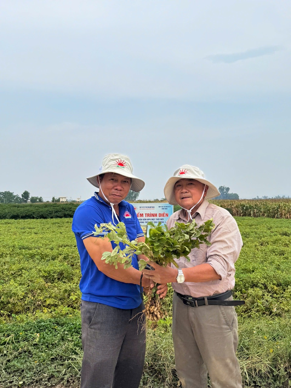 TS. Nguyễn Thanh Phương, nguyên Phó Viện trưởng Viện Khoa học Kỹ thuật Nông nghiệp Duyên hải Nam Trung bộ (bên phải) cùng nông dân kiểm tra kết quả trong mô hình