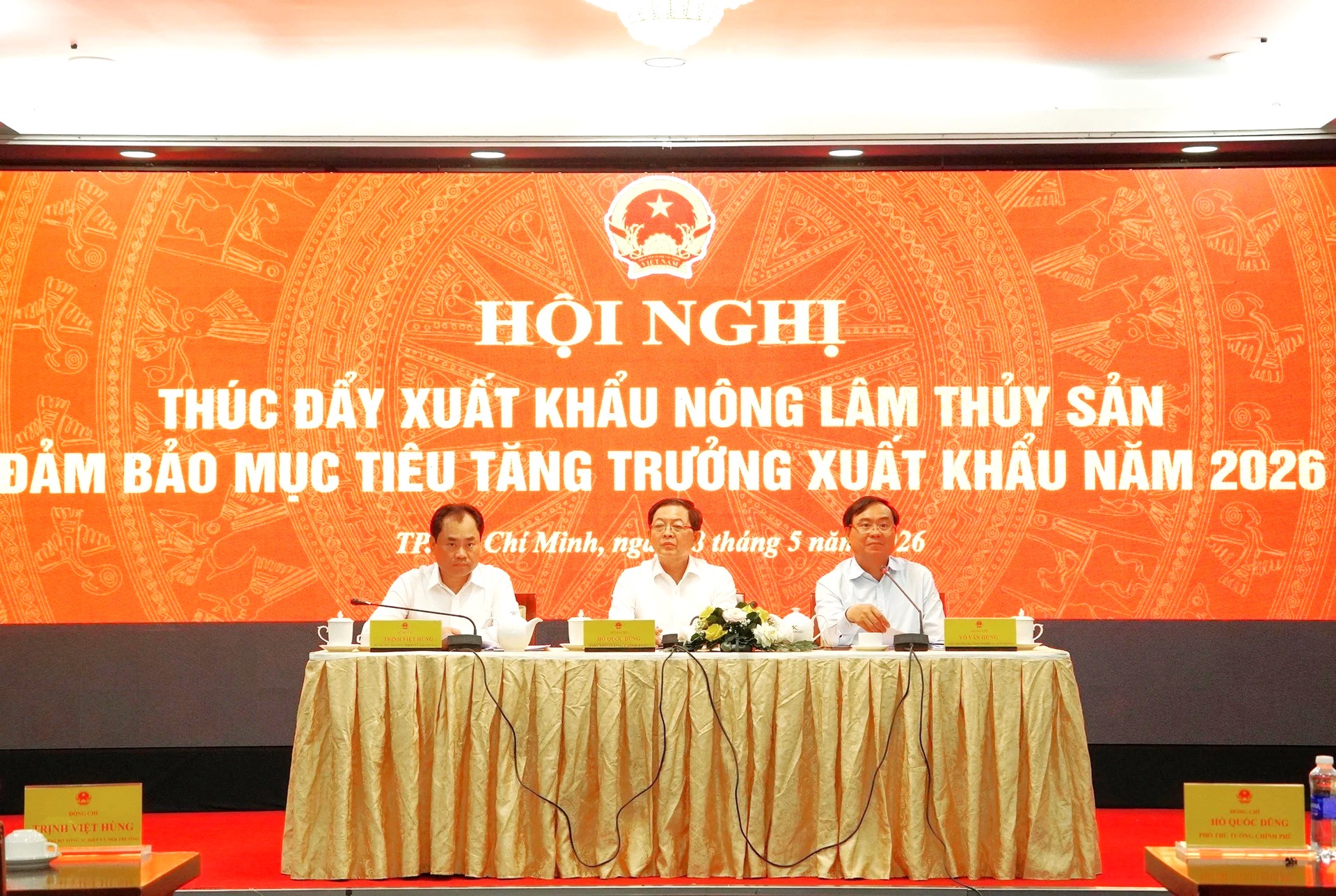 Phó Thủ tướng Chính phủ Hồ Quốc Dũng (giữa), Bộ trưởng Bộ Nông nghiệp và Môi trường Trịnh Việt Hùng (trái) và Thứ trưởng Võ Văn Hưng cùng chủ trì Hội nghị