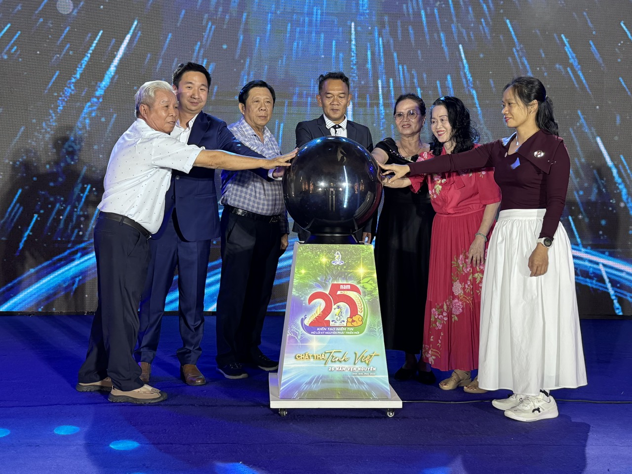 Ông Theerapong Ritmak, Tổng Giám đốc Sitto Việt Nam (giữa) cùng với khách hàng thực hine65 nghi thức kỷ niệm 25 năm thành lập