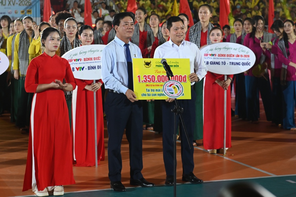 Ông Ngô Văn Đông TGĐ Công ty CP Phân bón Bình Điền trao số tiền 1,35 tỷ đồng cho đại diện Mặt trận tổ quốc Việt Nam tỉnh Tây Ninh