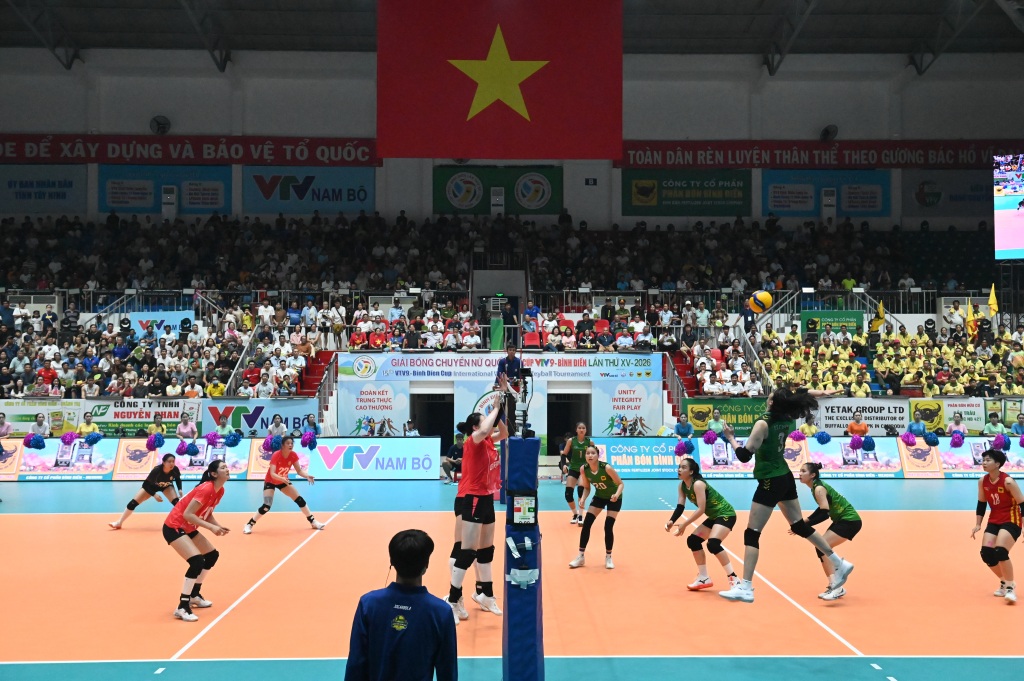 Trận đấu mở màn giữa đội bóng chủ nhà VTV Bình Điền Long An và câu lạc bộ Giang Tô (Trung Quốc)