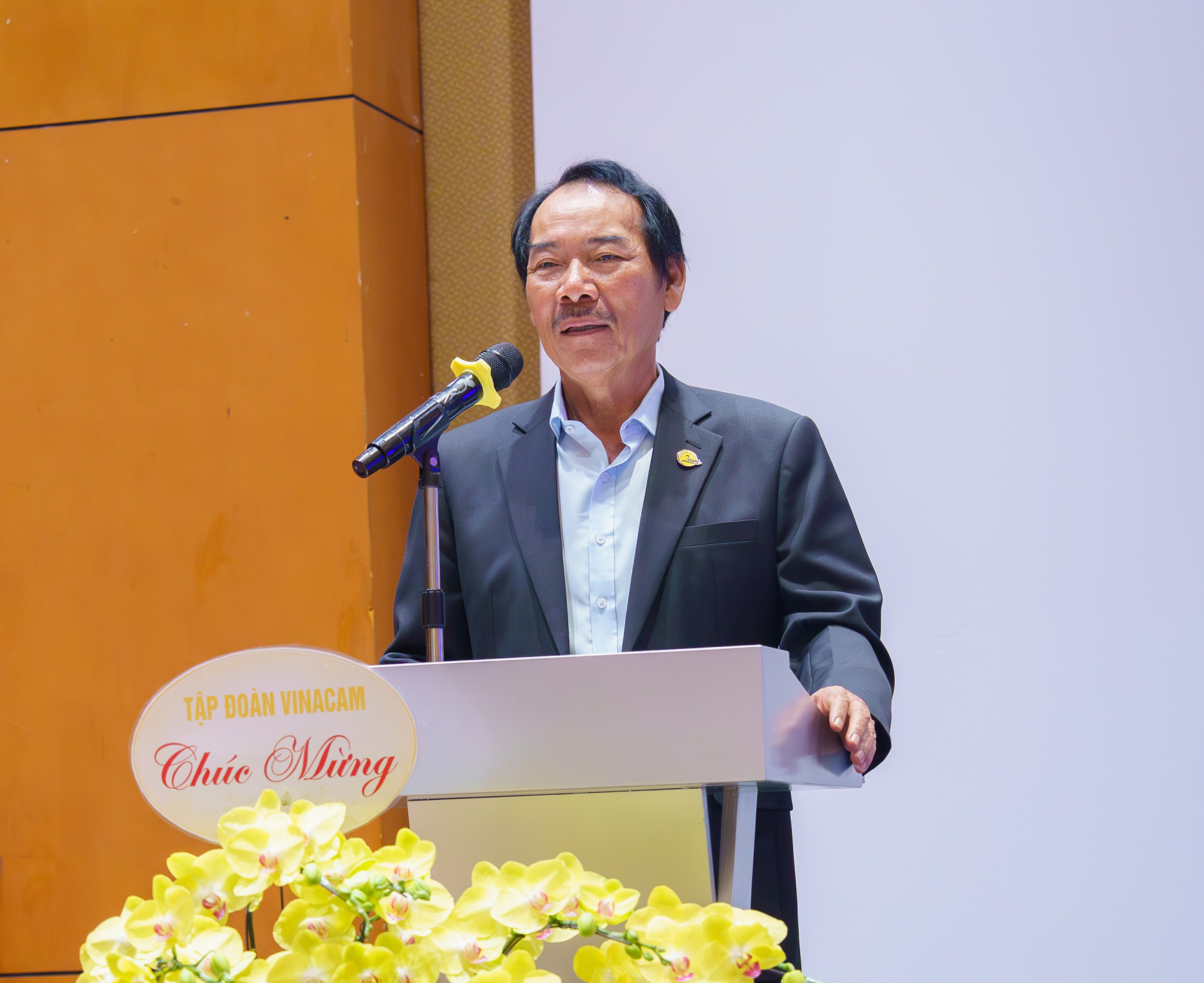 Ông Lê Quốc Phong, Chủ tịch HĐQT - TGĐ Công ty phát biểu và báo cáo tại đại hội