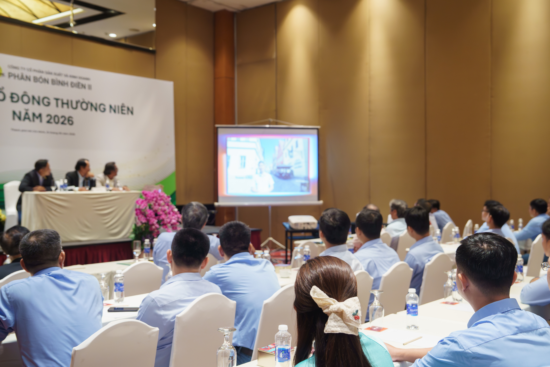 Các cổ đông và đại biểu khách mời tham dự đại hội