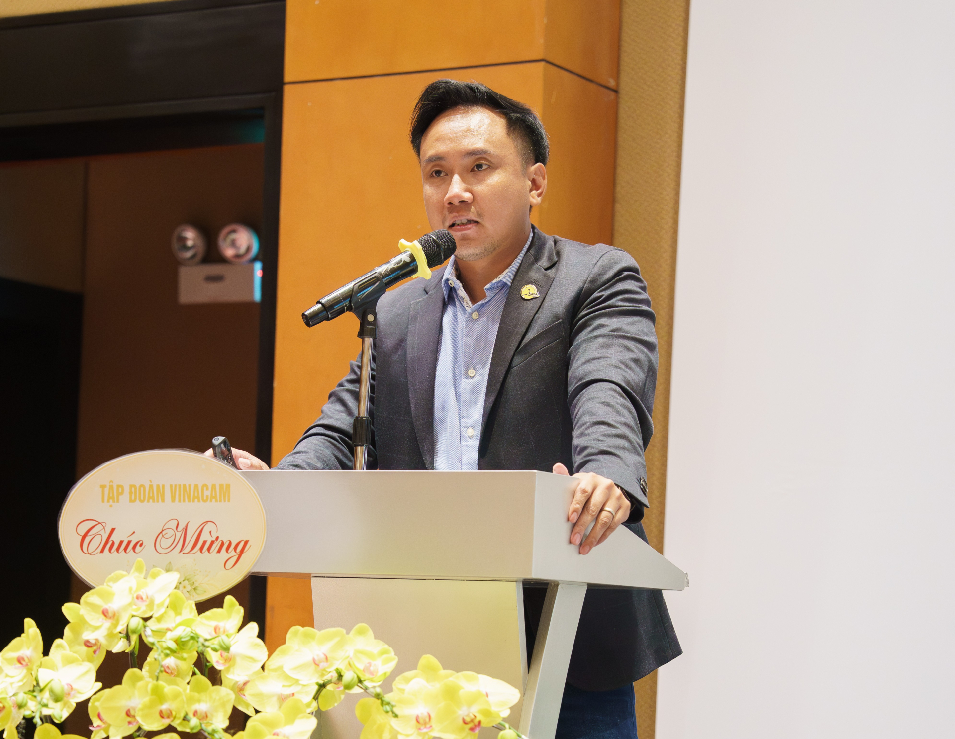 Ông Lê Nguyễn Hiếu Trung, Phó TGĐ Cong ty phát biểu tại đại hội