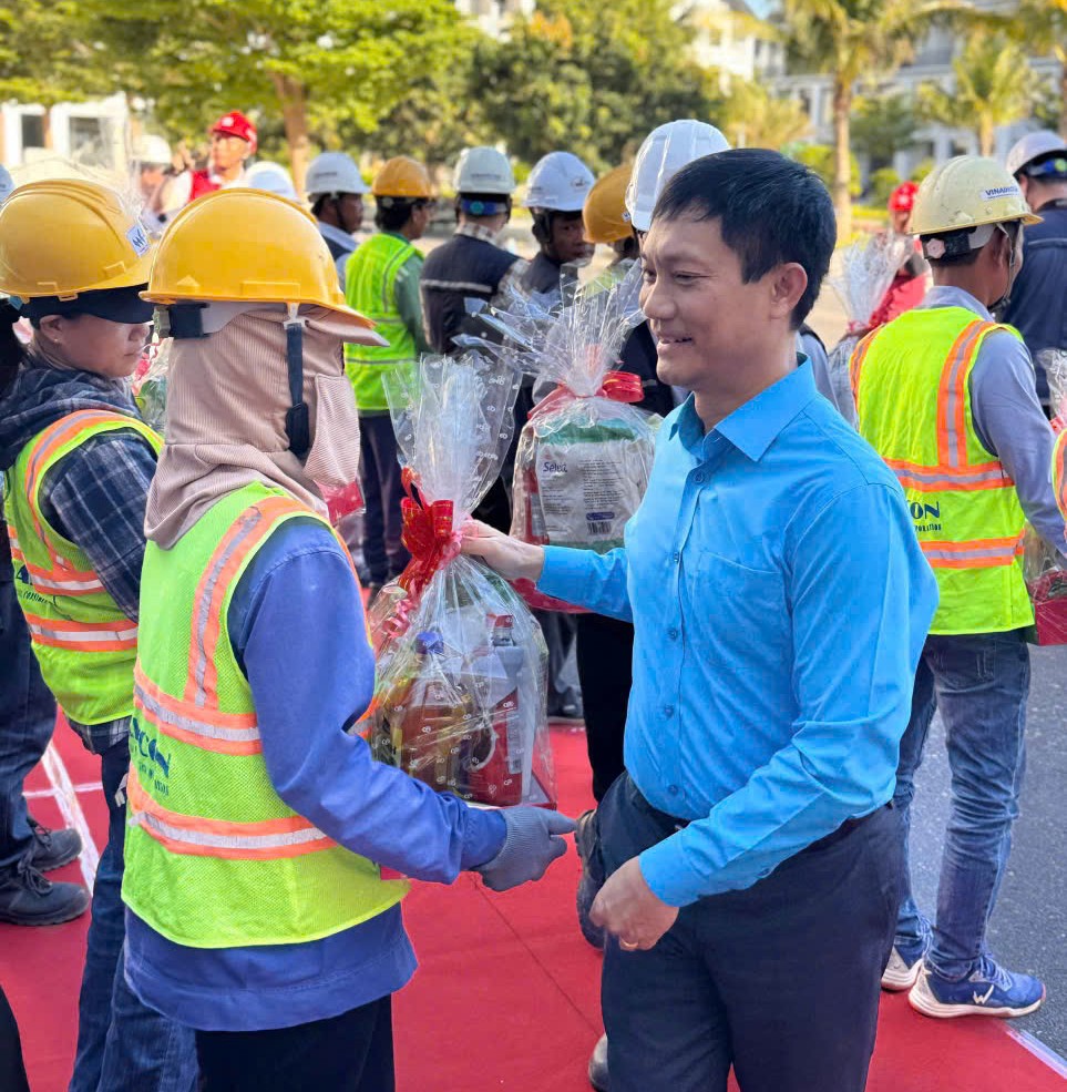 Ông Lê An Hải, Chủ tịch Công đoàn Công Thương Việt Nam tặng quà cho người lao dộng tại công trình