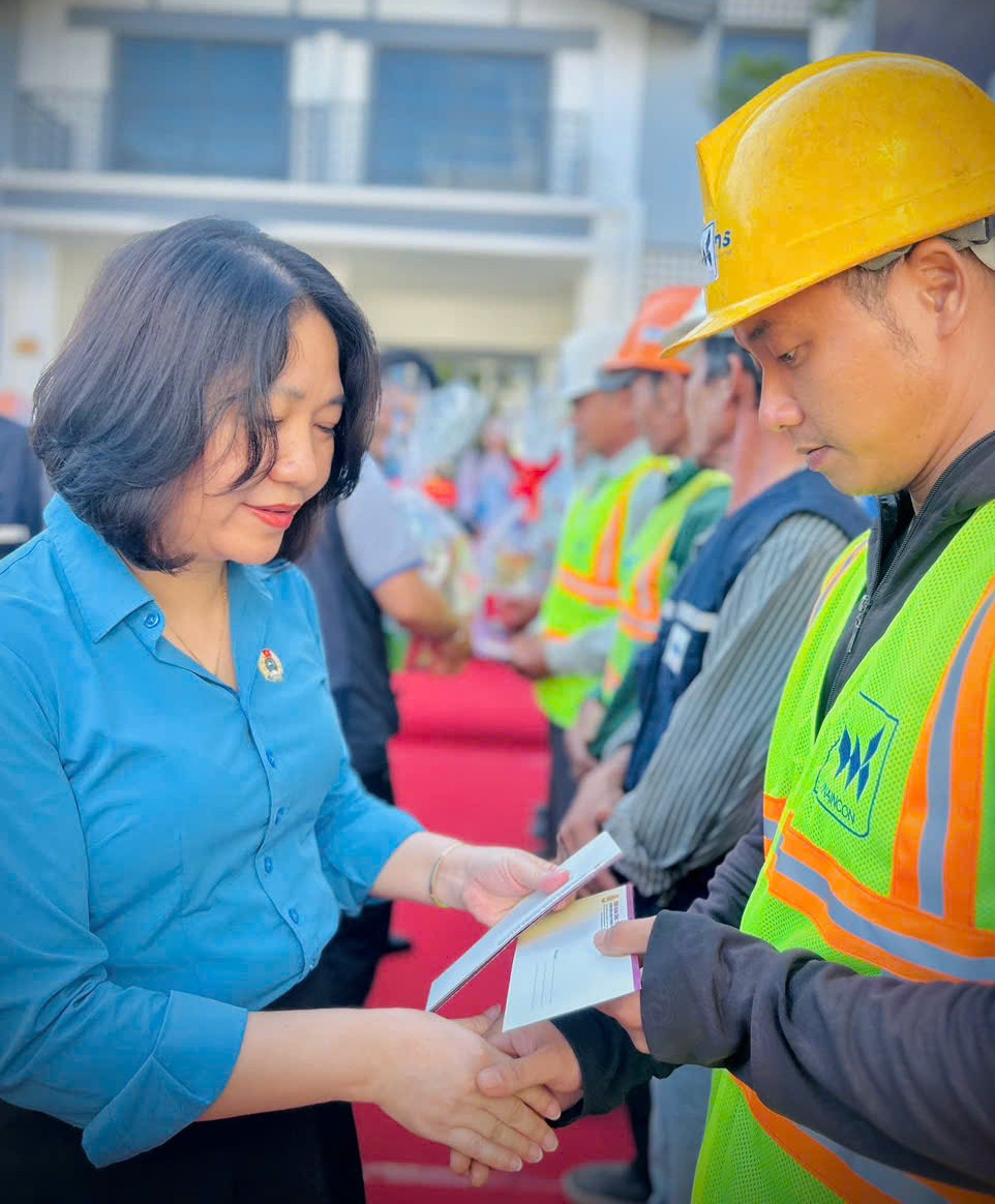 Đoàn thăm và tặng quà cho công nhân lao động trên công trình
