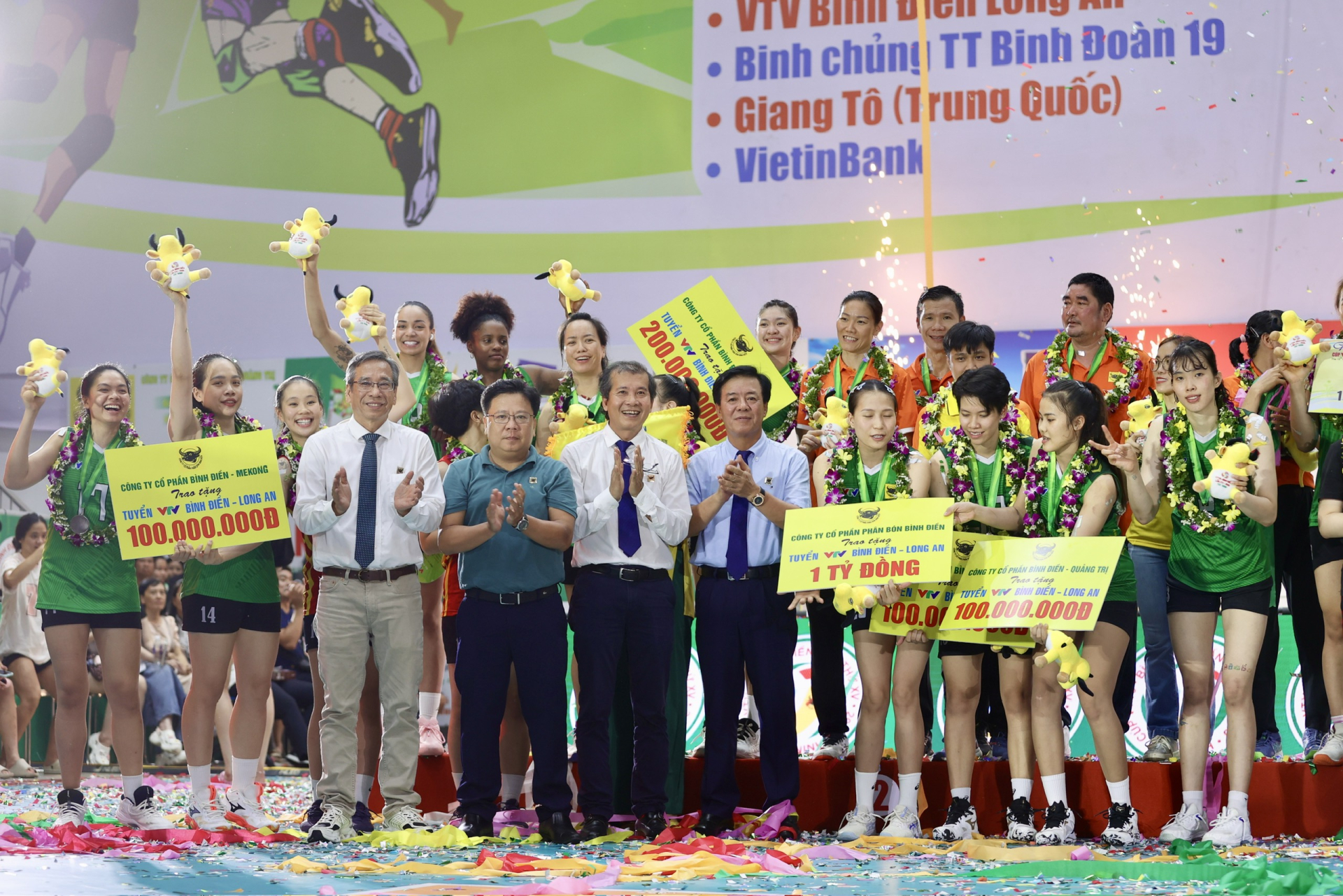 Công ty CP Phân bón Bình Điền và các Công ty thành viên thưởng nóng 1,5 tỷ đồng cho Đội chủ giải VTV Bình Điền Long An ngay sau khi Đội giành giải Á quân Cúp VTV9-Bình Điền 2026