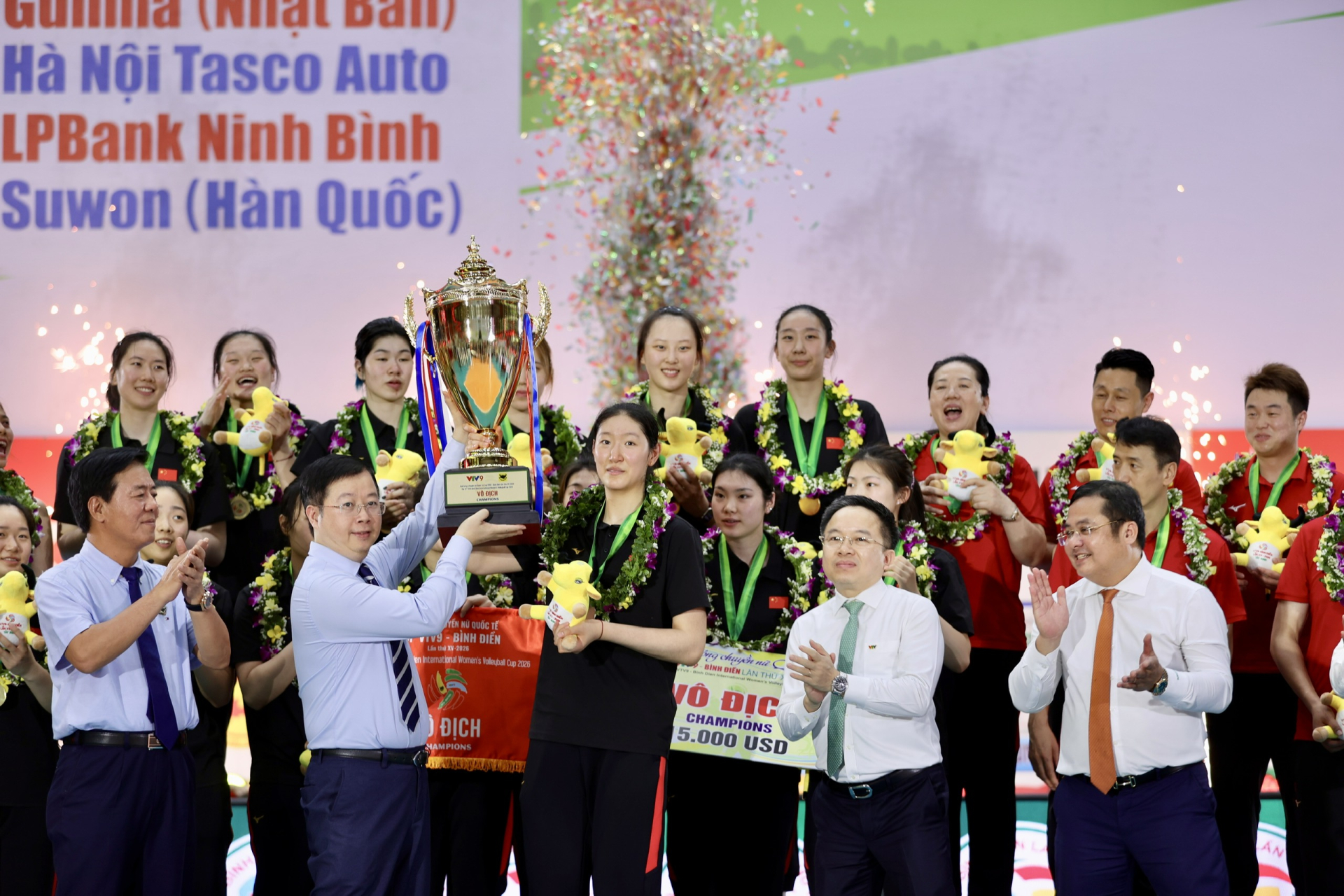 Ban tổ chức trao Cup cho đội Giang Tô (Trung Quốc)