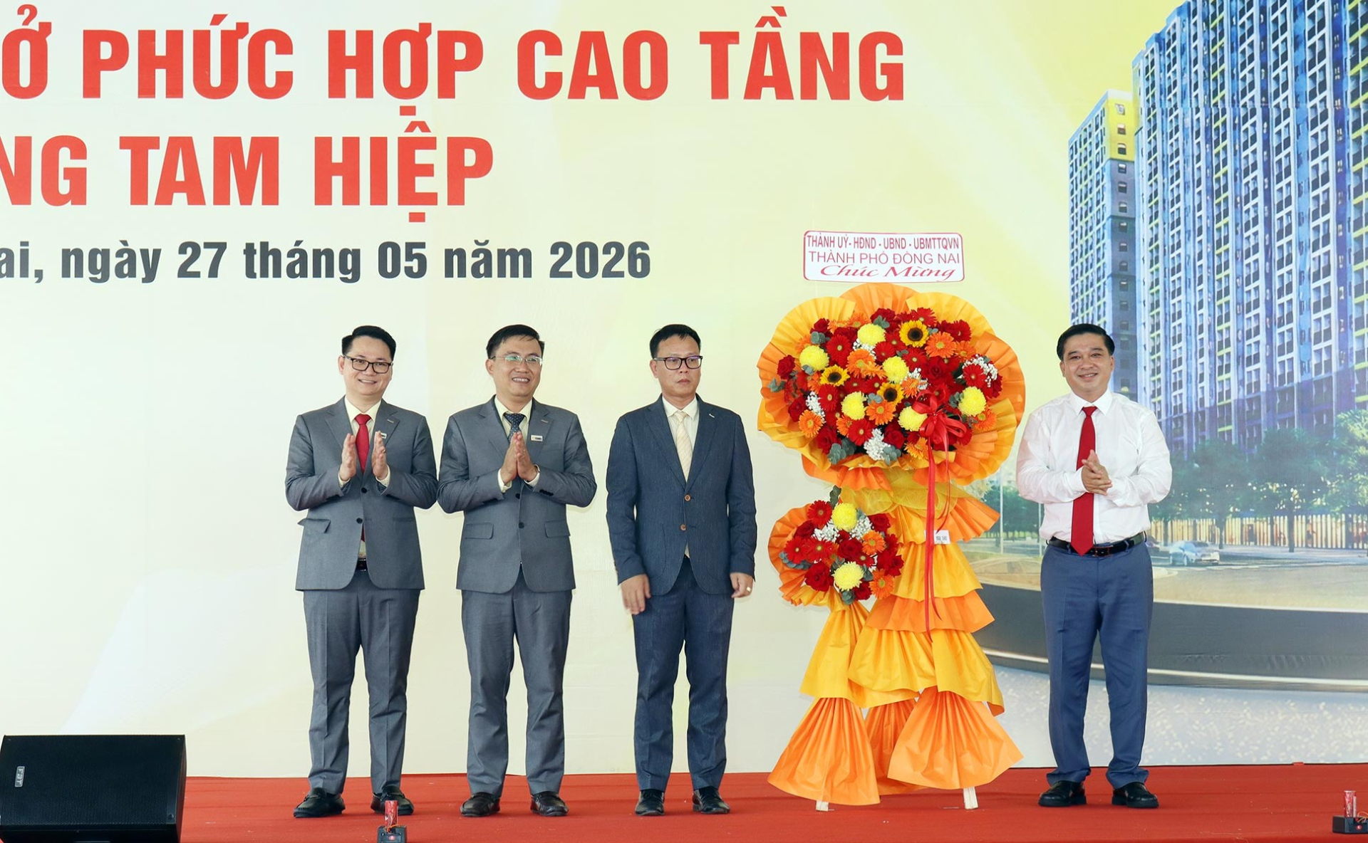 Phó Chủ tịch UBND TP Đồng Nai - Hồ Văn Hà chúc mừng tập đoàn Bcons