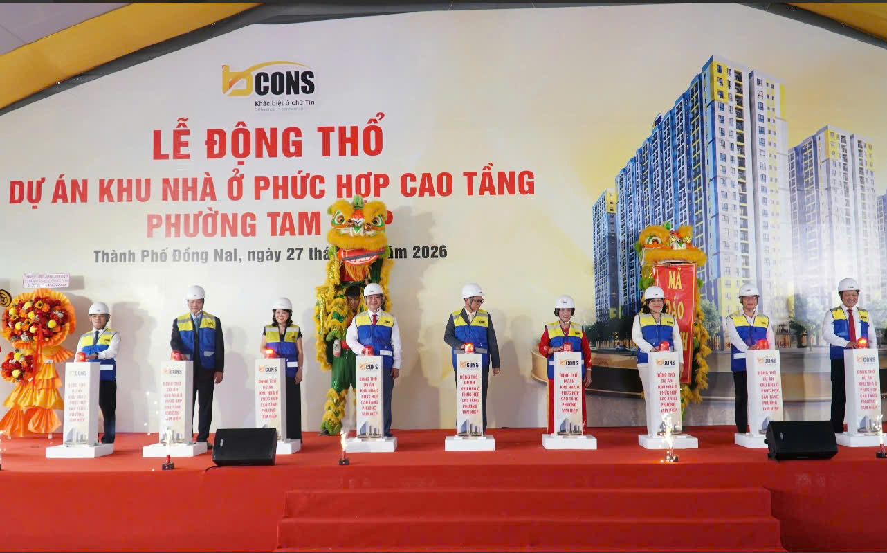 Các đại biểu thực hiện nghi thức động thổ dự án
