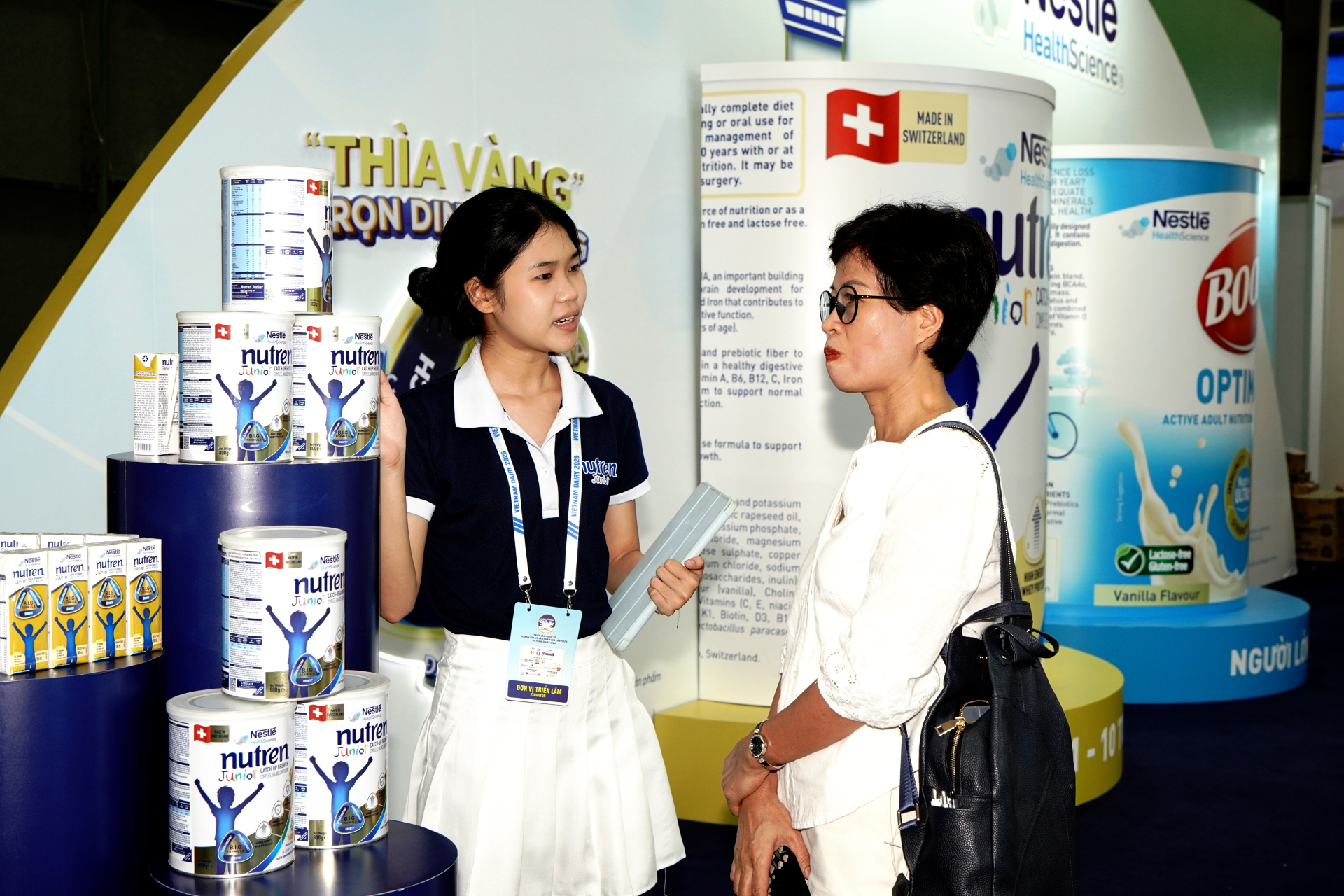 Khách tham quan tìm hiểu thông tin về sản phẩm tại gian hàng Nestlé Health Science