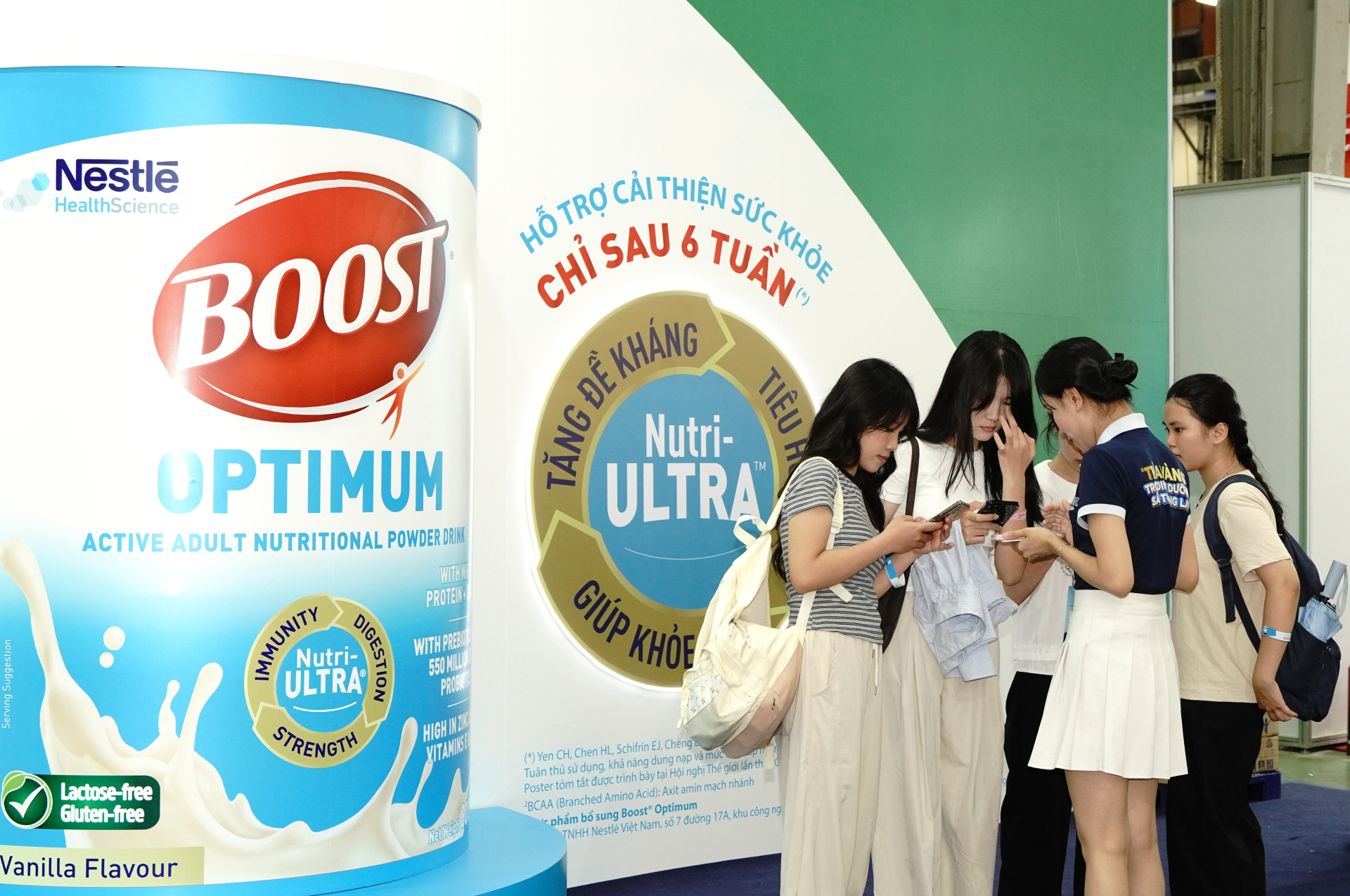 Khách tham quan tìm hiểu thông tin về sản phẩm tại gian hàng Nestlé Health Science(1)