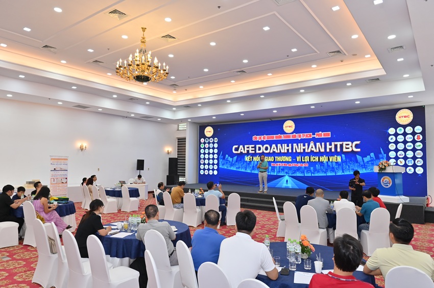 Các thành viên HTBC trao đổi thông tin và kết nối giao thương tại chương trình Caravan 2026