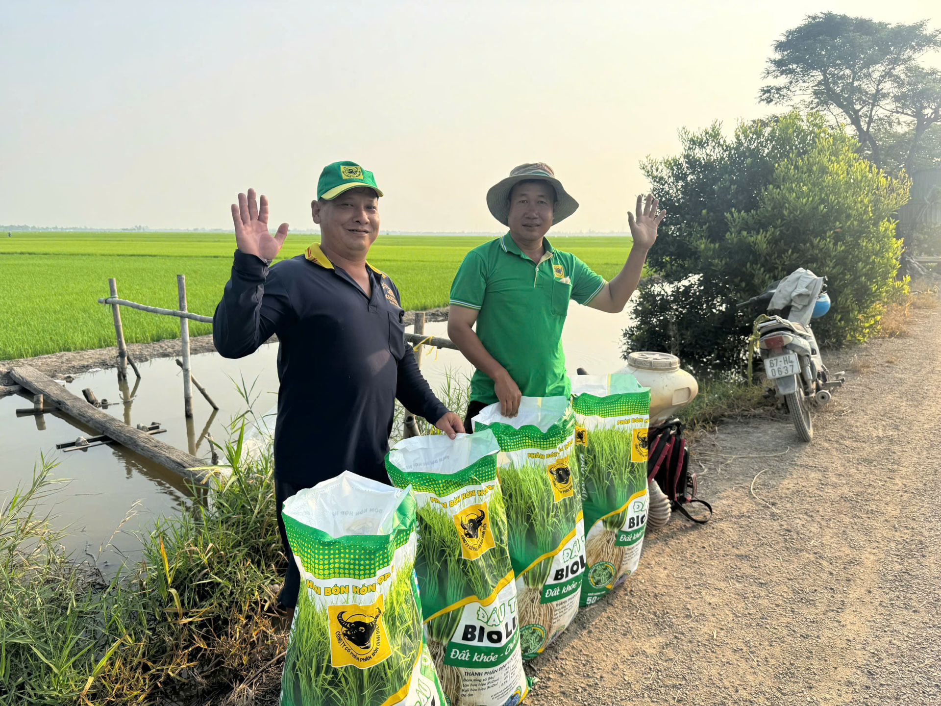 Nông dân Cần Thơ sử dụng phân bón BiO Canxi thế hệ mới trong quy trình cải tạo đất, góp phần giảm phát thải và nâng cao hiệu quả sản xuất.